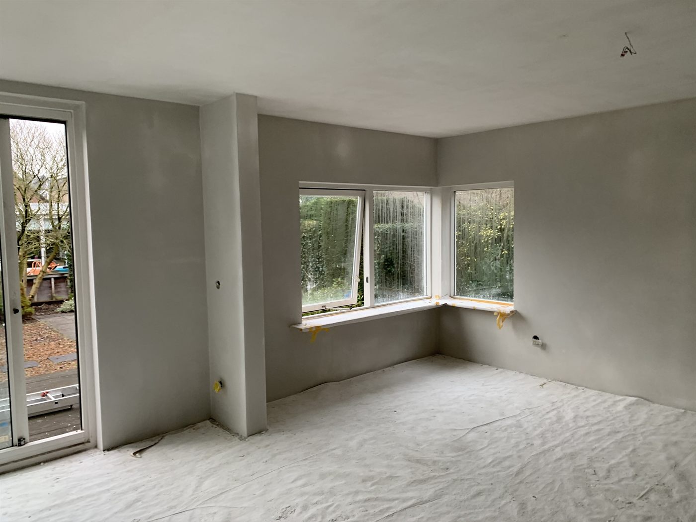 Kamer met erker, gestuukt en klaar voor de afwerking