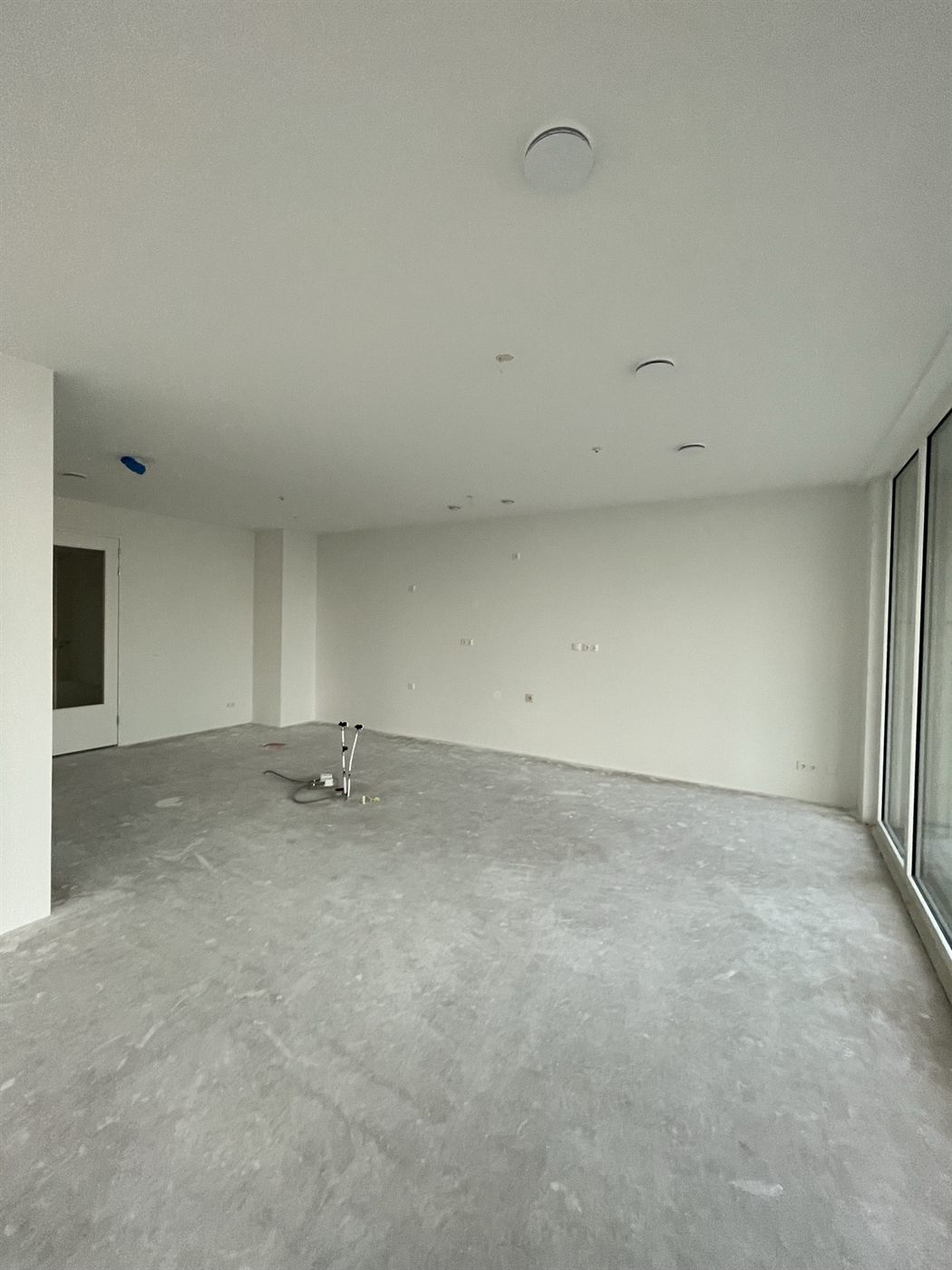 Lege kamer met net gesausde wanden en plafond