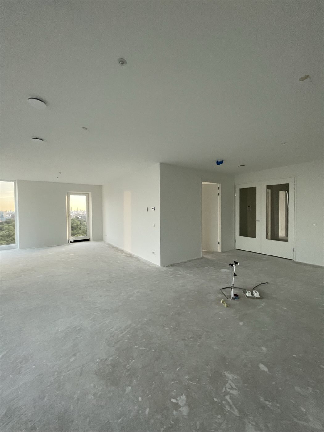 Kamer met strak gesausde wanden, nog zonder vloer