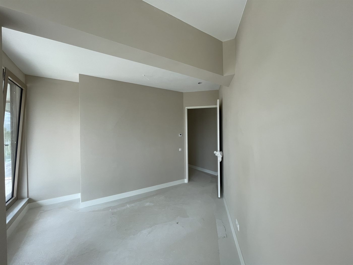 Ruime kamer met strak gesausde wanden
