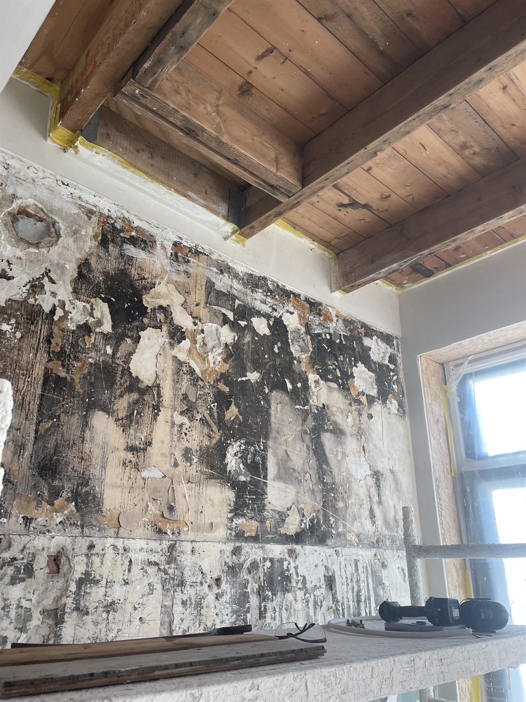 Oude muur met loszittende lagen, voordat het stucwerk werd hersteld