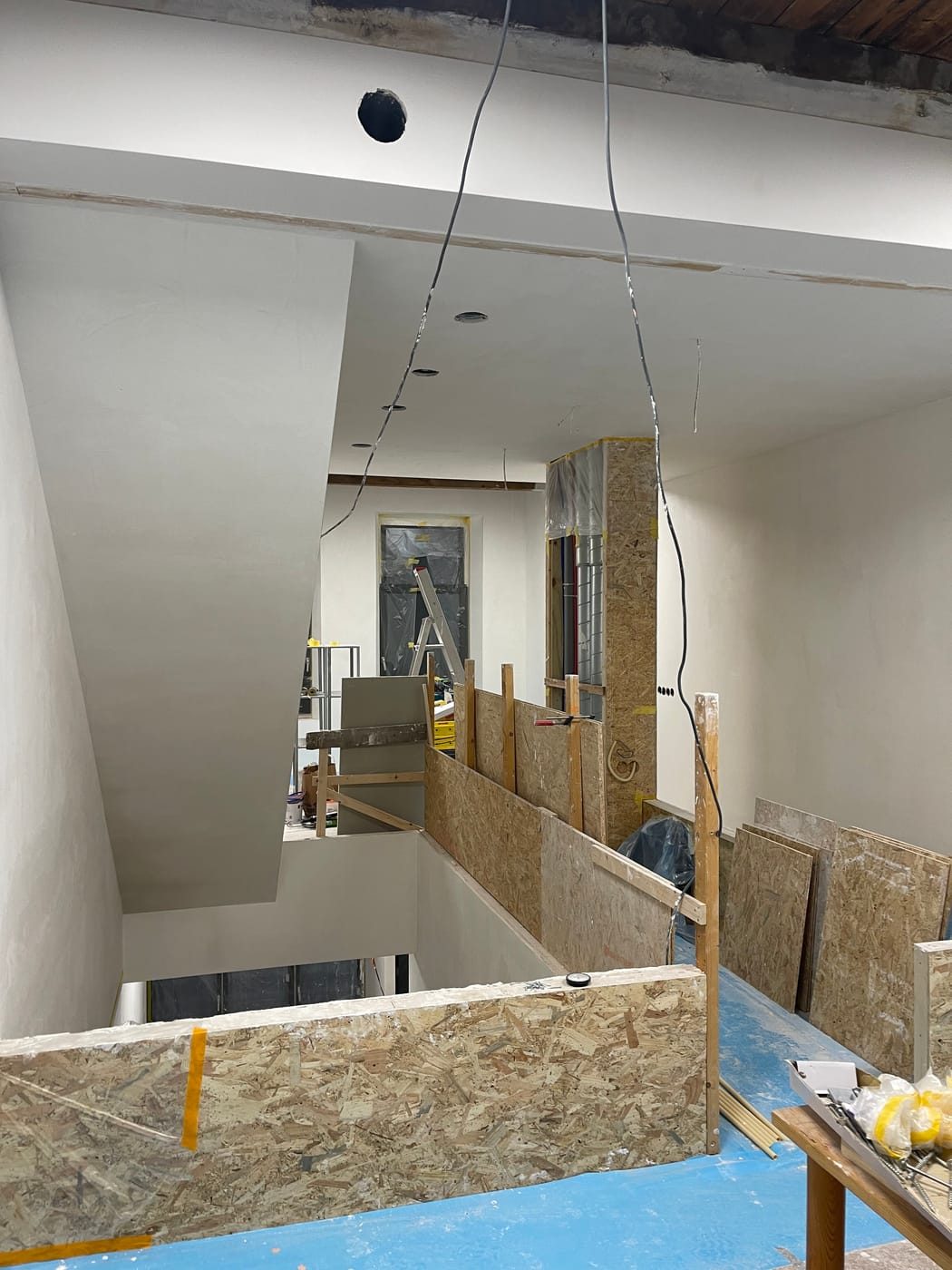 Verbouwing in een ouder pand, met nieuw gestuukte wanden en plafond