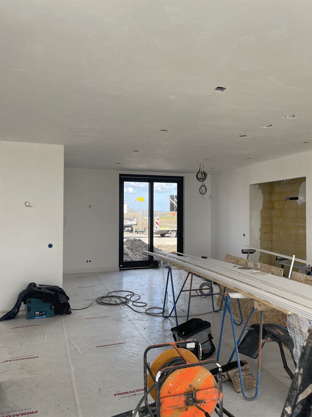 Open woonruimte met glad gestuukt plafond