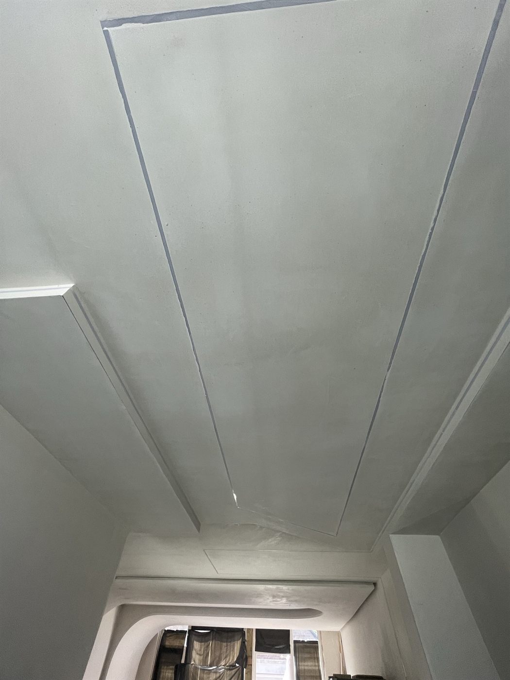 Lange ruimte met een glad gestuukt plafond