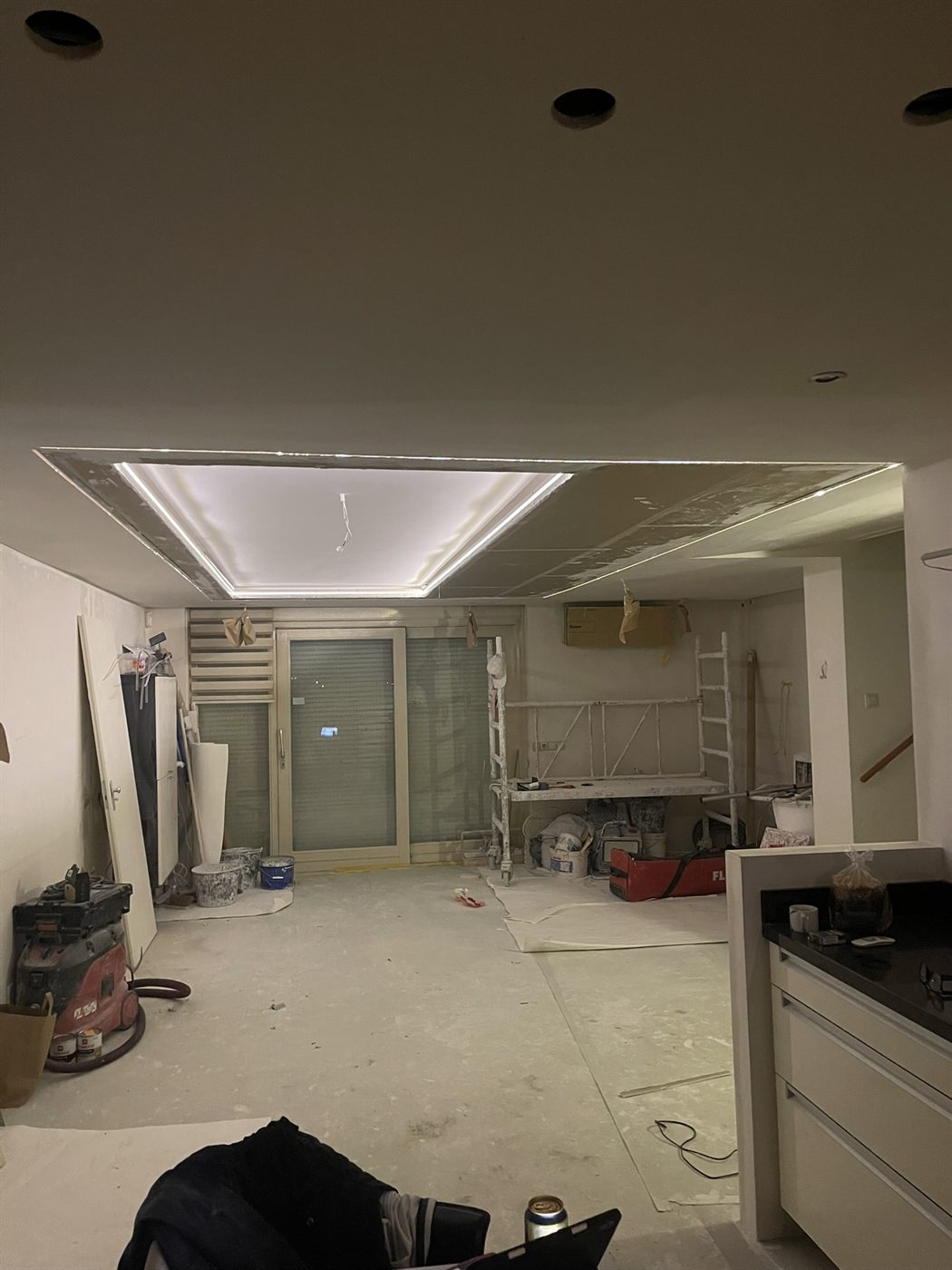 Gestuukt plafond met een ingebouwd lichtkader