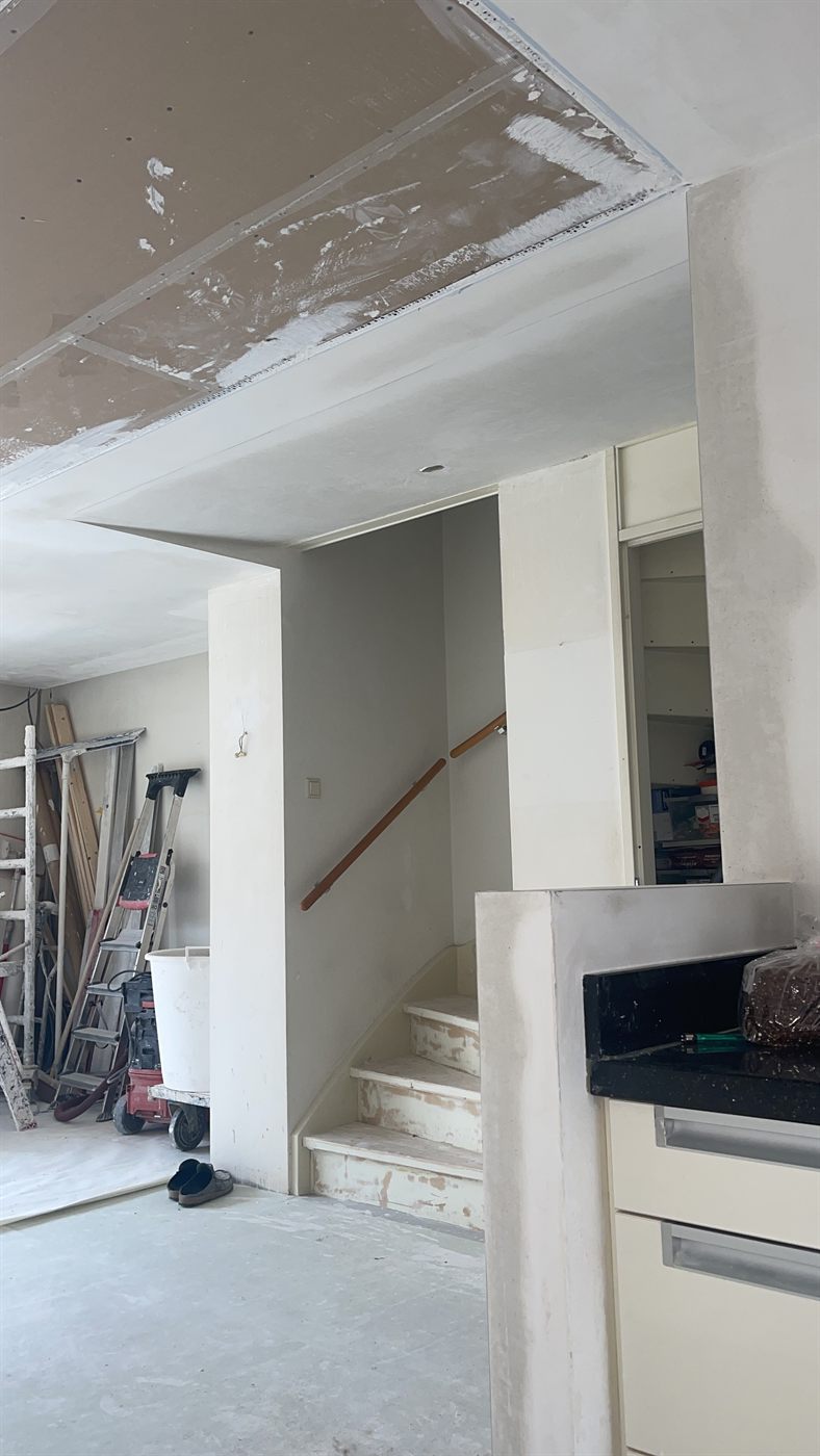 Plafond tijdens het werk, met de ondergrond nog zichtbaar