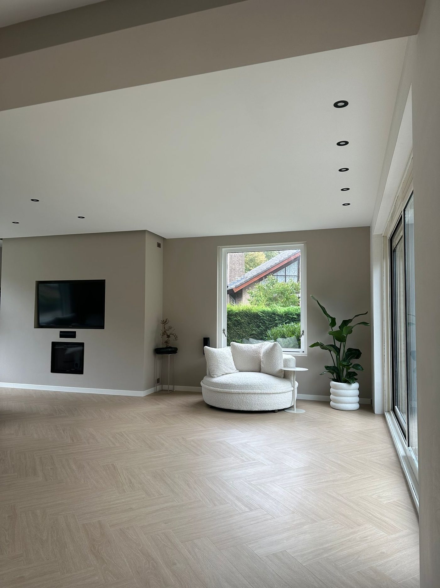Glad stucwerk in een woonkamer in Rotterdam