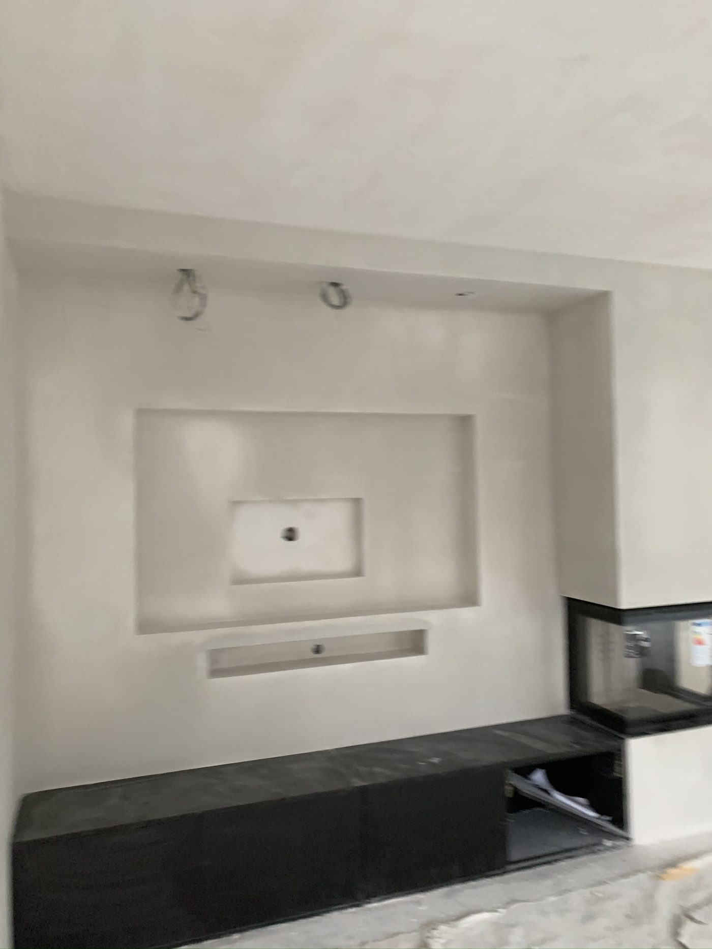 Cinewall met premium stucafwerking in een woonkamer in Rotterdam