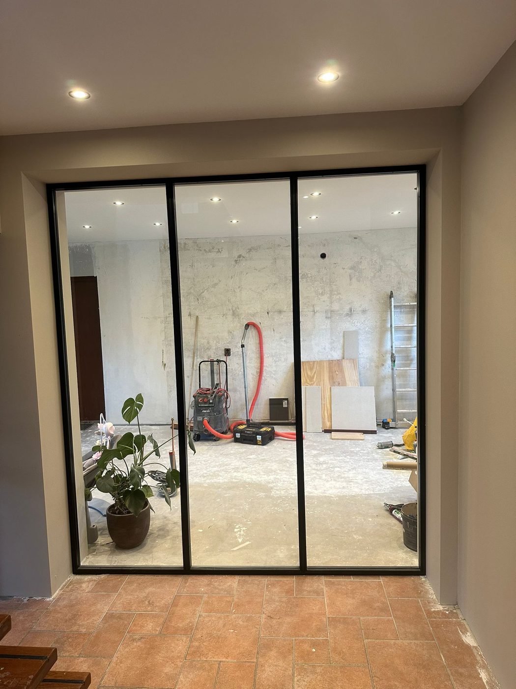 Woonkamerafwerking in Rotterdam, project van Stukadoorsbosch, foto 4